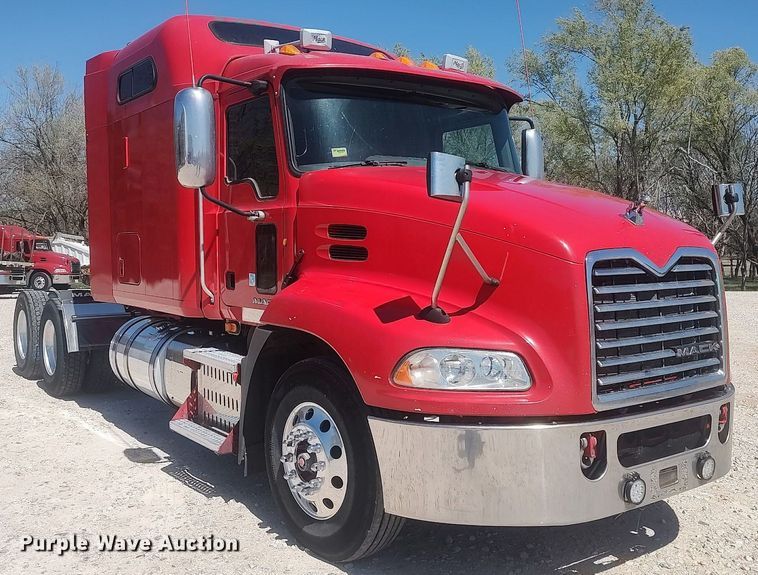 image for item DQ0489 2013 Mack CXU613  semi truck