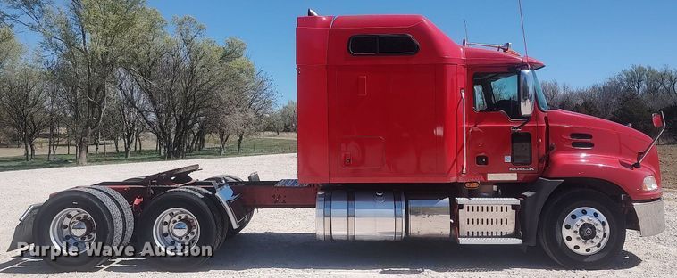 image for item DQ0489 2013 Mack CXU613  semi truck