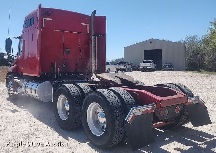 image for item DQ0489 2013 Mack CXU613  semi truck