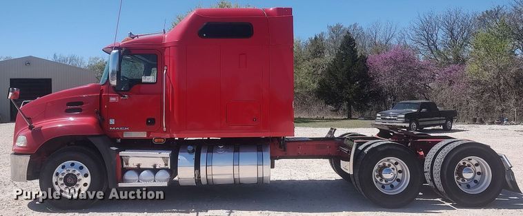 image for item DQ0489 2013 Mack CXU613  semi truck