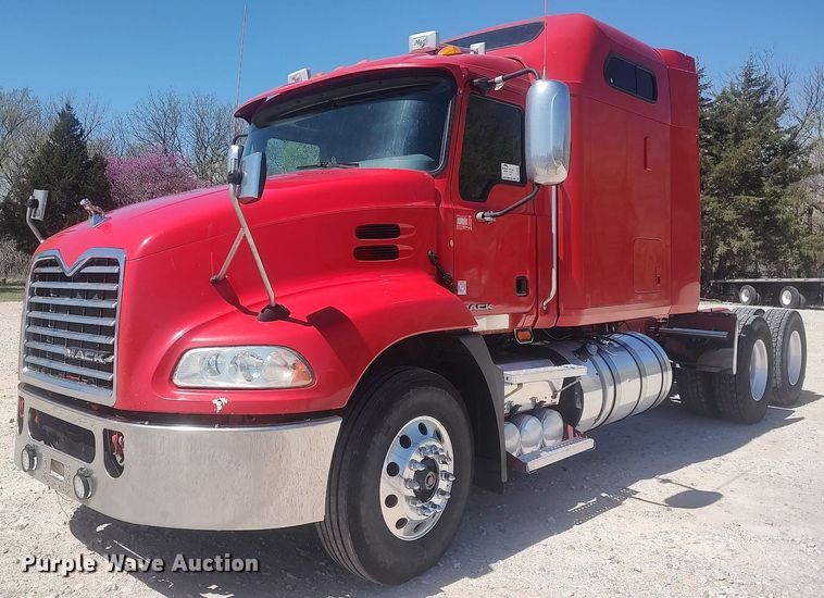image for item DQ0489 2013 Mack CXU613  semi truck
