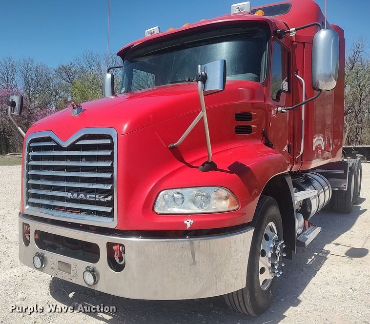 image for item DQ0489 2013 Mack CXU613  semi truck