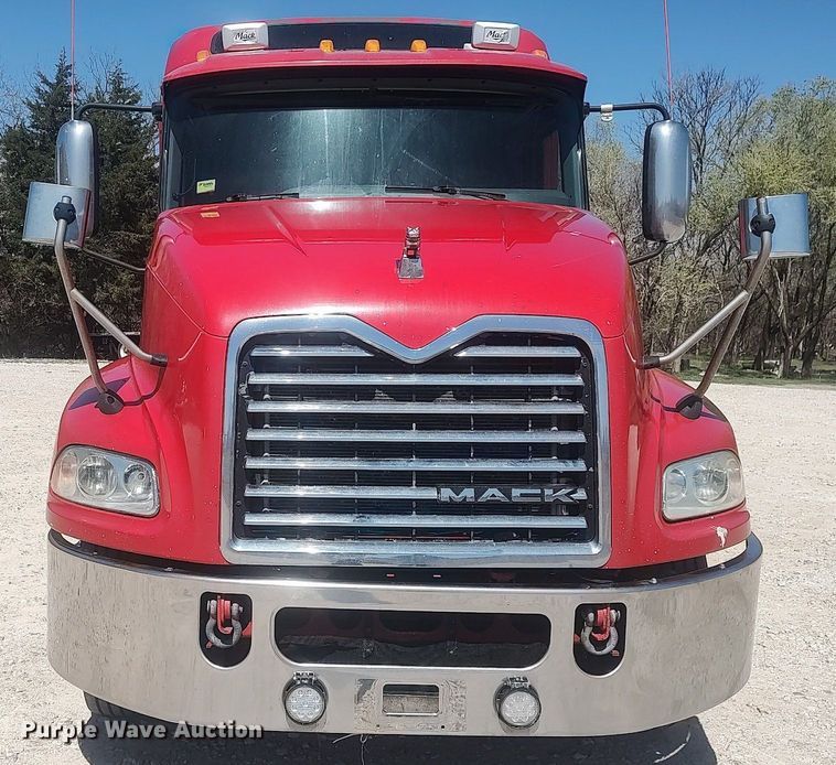 image for item DQ0489 2013 Mack CXU613  semi truck