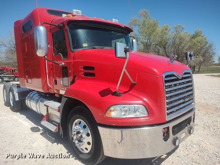 image for item DQ0489 2013 Mack CXU613  semi truck
