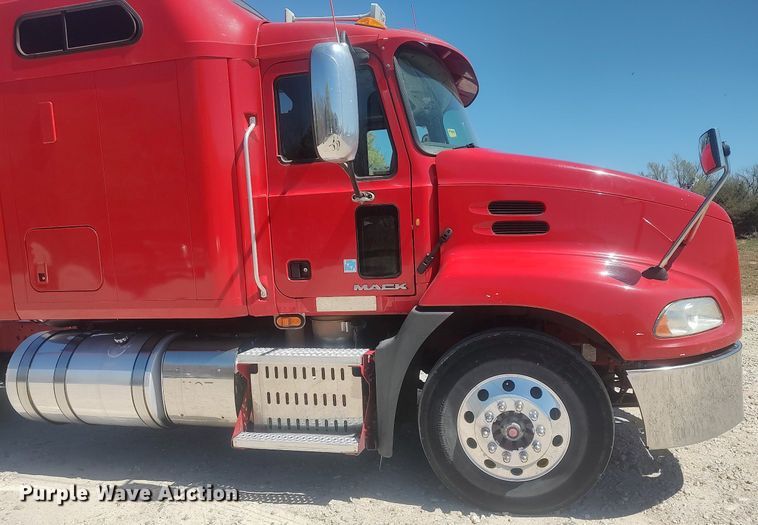 image for item DQ0489 2013 Mack CXU613  semi truck