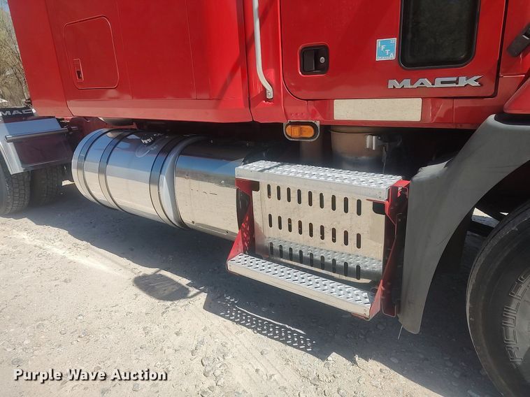 image for item DQ0489 2013 Mack CXU613  semi truck