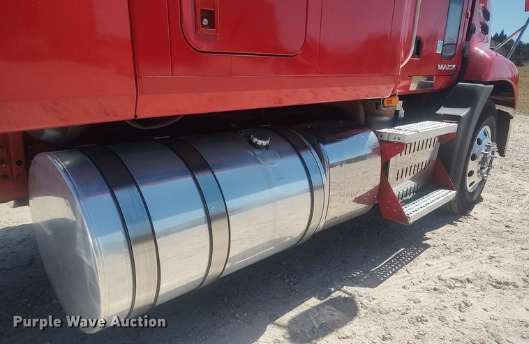 image for item DQ0489 2013 Mack CXU613  semi truck