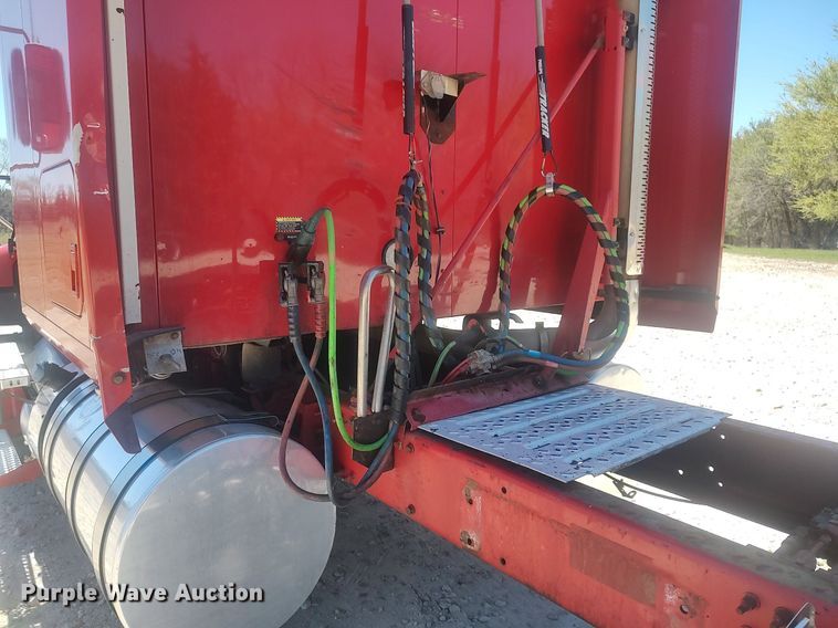 image for item DQ0489 2013 Mack CXU613  semi truck