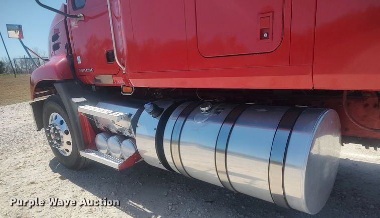image for item DQ0489 2013 Mack CXU613  semi truck
