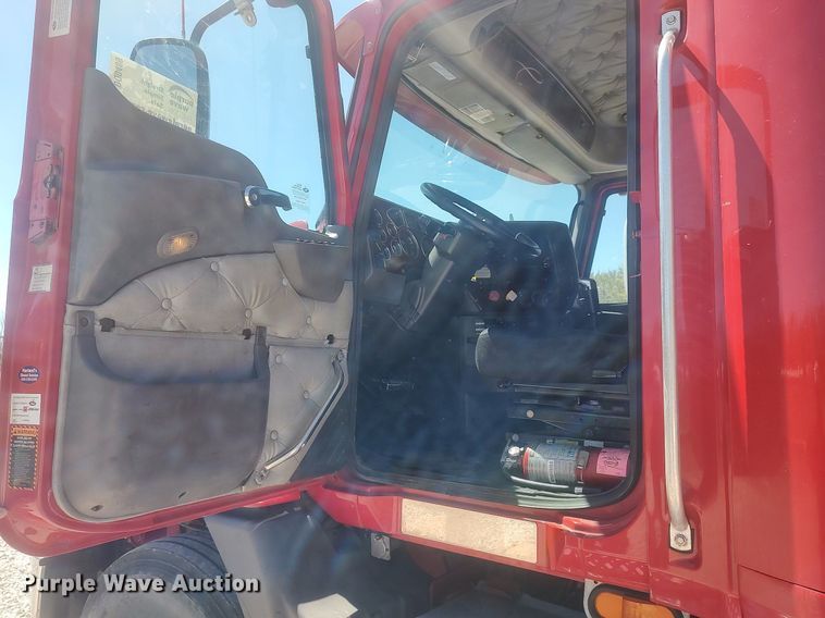 image for item DQ0489 2013 Mack CXU613  semi truck