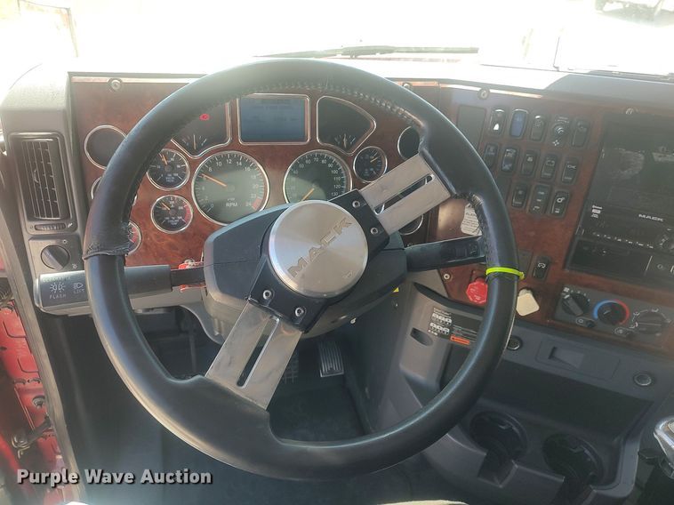 image for item DQ0489 2013 Mack CXU613  semi truck