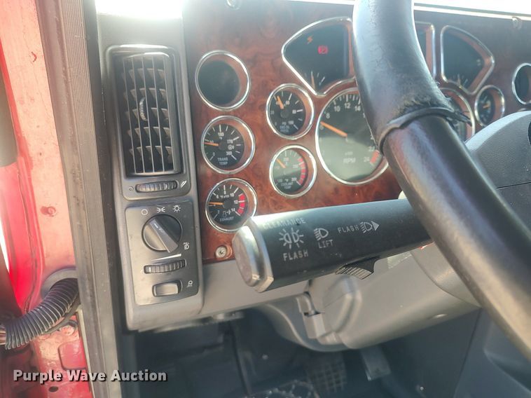 image for item DQ0489 2013 Mack CXU613  semi truck