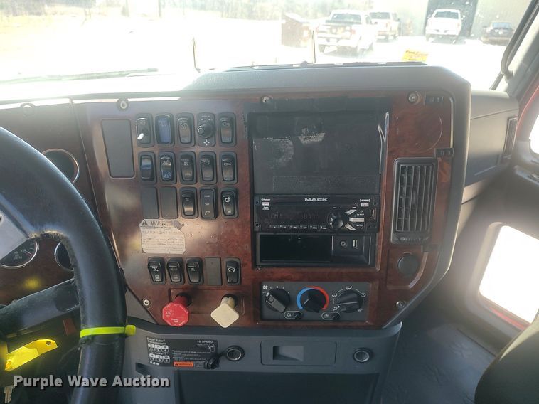 image for item DQ0489 2013 Mack CXU613  semi truck