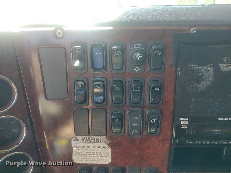 image for item DQ0489 2013 Mack CXU613  semi truck