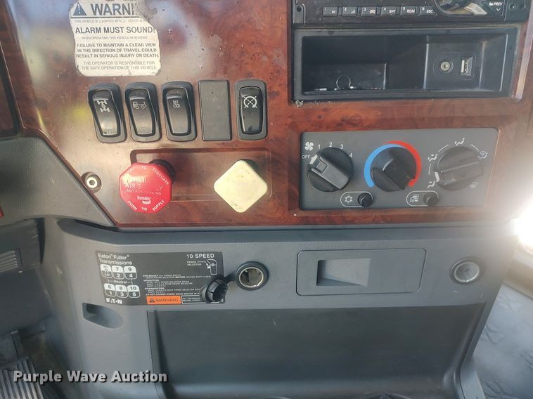 image for item DQ0489 2013 Mack CXU613  semi truck