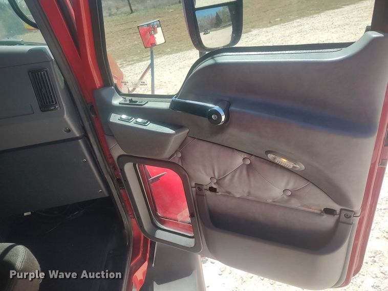 image for item DQ0489 2013 Mack CXU613  semi truck