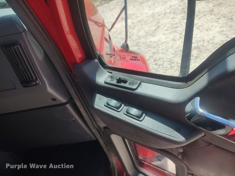 image for item DQ0489 2013 Mack CXU613  semi truck