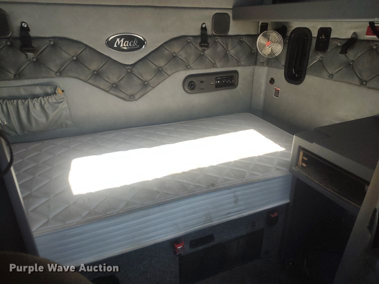 image for item DQ0489 2013 Mack CXU613  semi truck