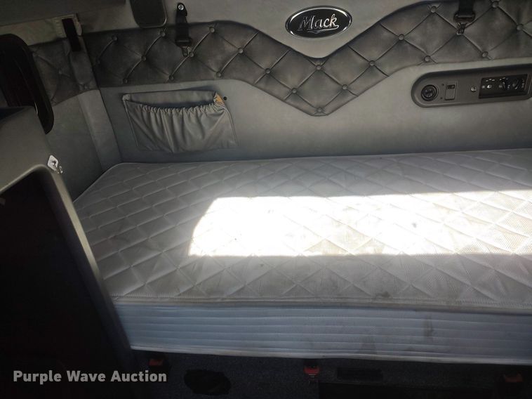 image for item DQ0489 2013 Mack CXU613  semi truck