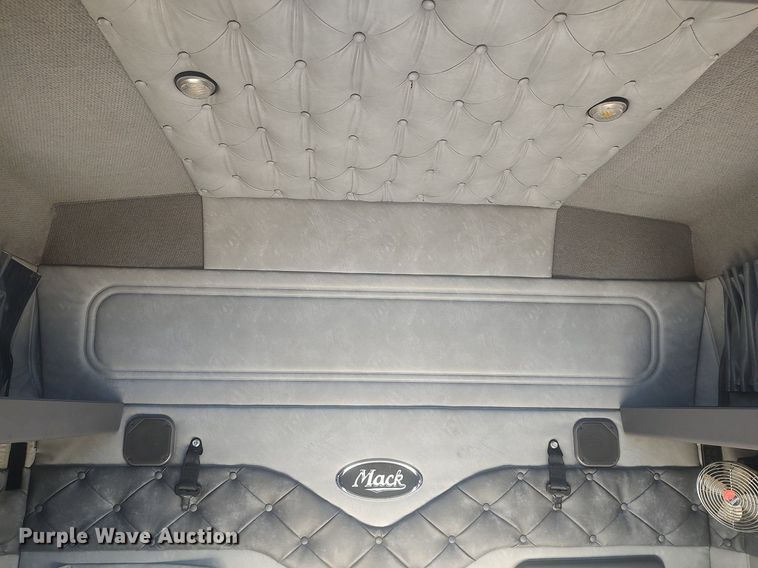 image for item DQ0489 2013 Mack CXU613  semi truck