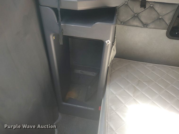 image for item DQ0489 2013 Mack CXU613  semi truck