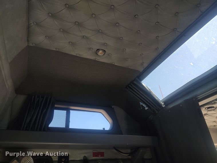 image for item DQ0489 2013 Mack CXU613  semi truck