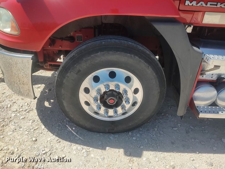 image for item DQ0489 2013 Mack CXU613  semi truck