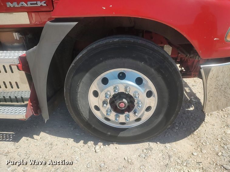 image for item DQ0489 2013 Mack CXU613  semi truck