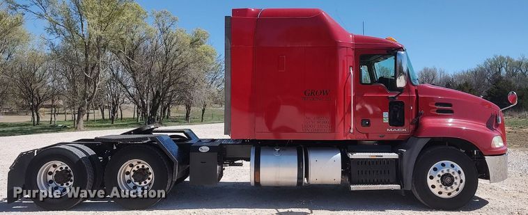 image for item DQ0490 2016 Mack CXU613  semi truck