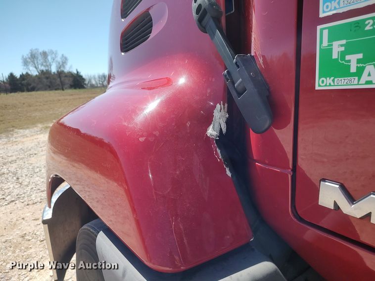 image for item DQ0490 2016 Mack CXU613  semi truck