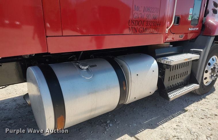 image for item DQ0490 2016 Mack CXU613  semi truck