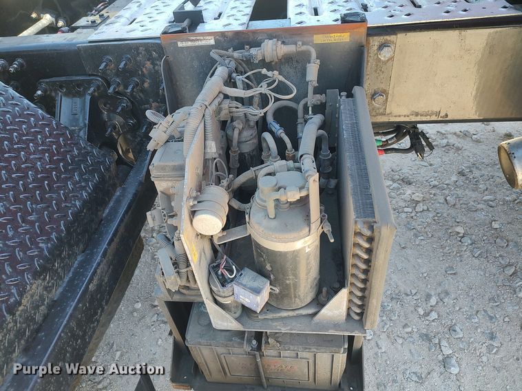 image for item DQ0490 2016 Mack CXU613  semi truck