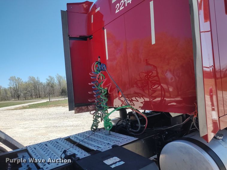 image for item DQ0490 2016 Mack CXU613  semi truck