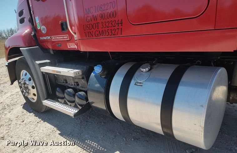 image for item DQ0490 2016 Mack CXU613  semi truck