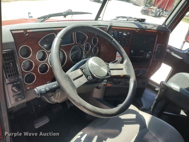 image for item DQ0490 2016 Mack CXU613  semi truck