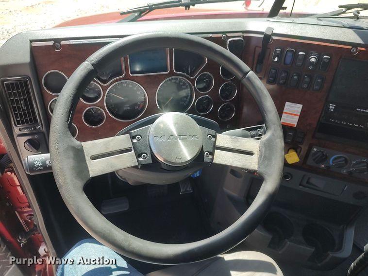 image for item DQ0490 2016 Mack CXU613  semi truck