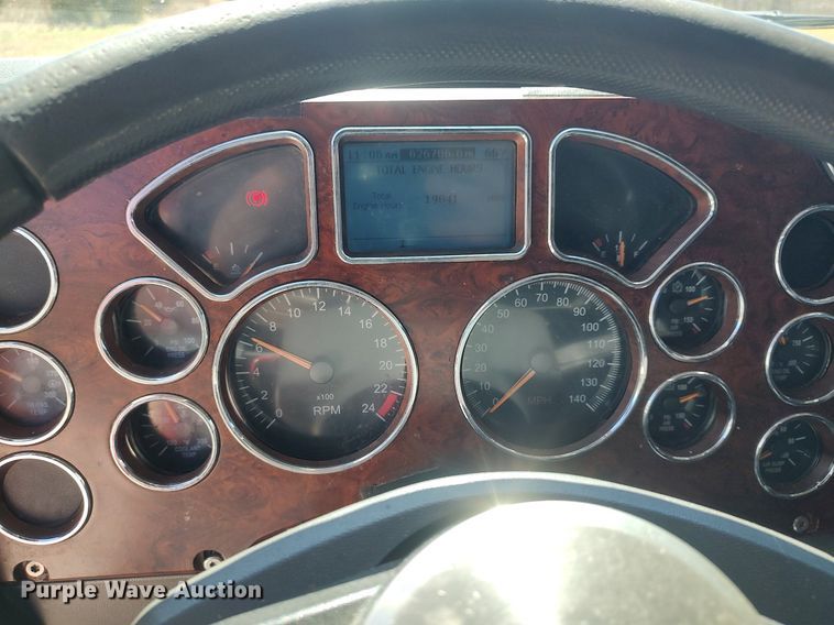 image for item DQ0490 2016 Mack CXU613  semi truck