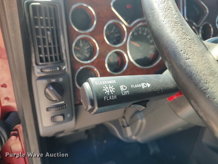 image for item DQ0490 2016 Mack CXU613  semi truck