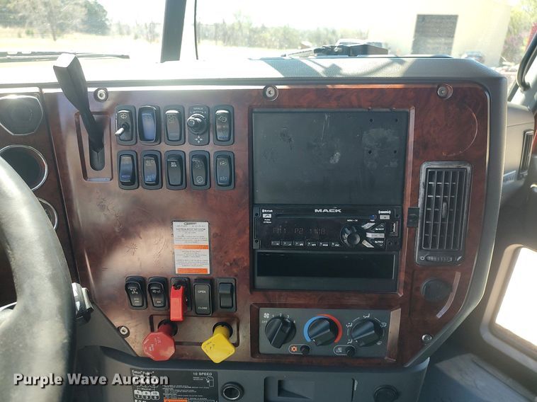 image for item DQ0490 2016 Mack CXU613  semi truck