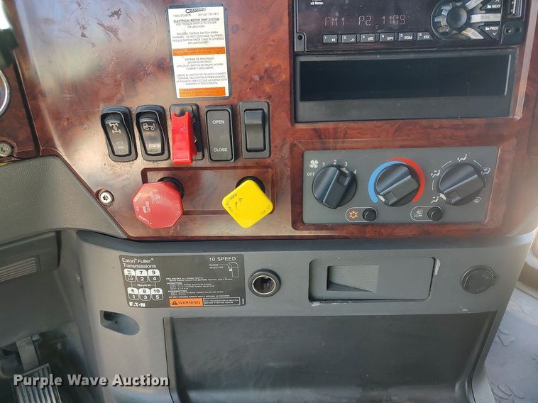 image for item DQ0490 2016 Mack CXU613  semi truck