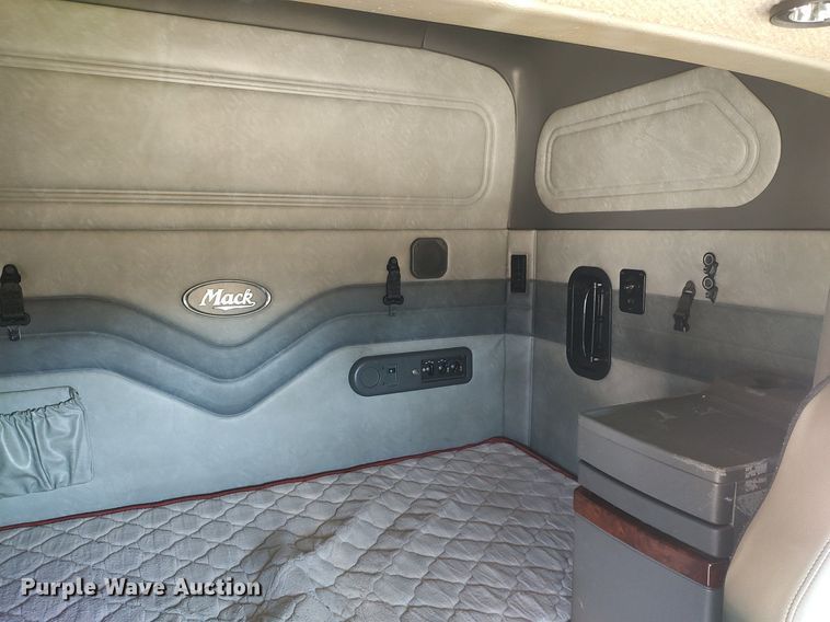 image for item DQ0490 2016 Mack CXU613  semi truck