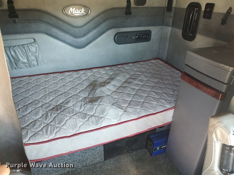 image for item DQ0490 2016 Mack CXU613  semi truck