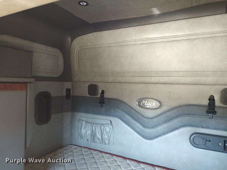 image for item DQ0490 2016 Mack CXU613  semi truck