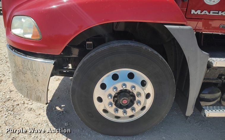 image for item DQ0490 2016 Mack CXU613  semi truck