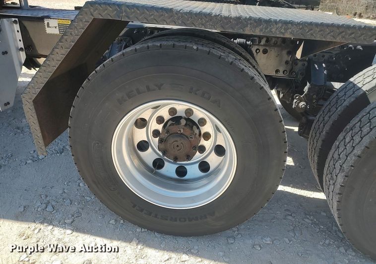 image for item DQ0490 2016 Mack CXU613  semi truck