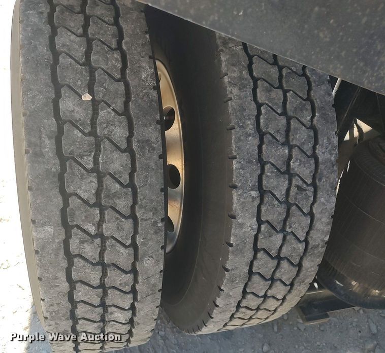 image for item DQ0490 2016 Mack CXU613  semi truck