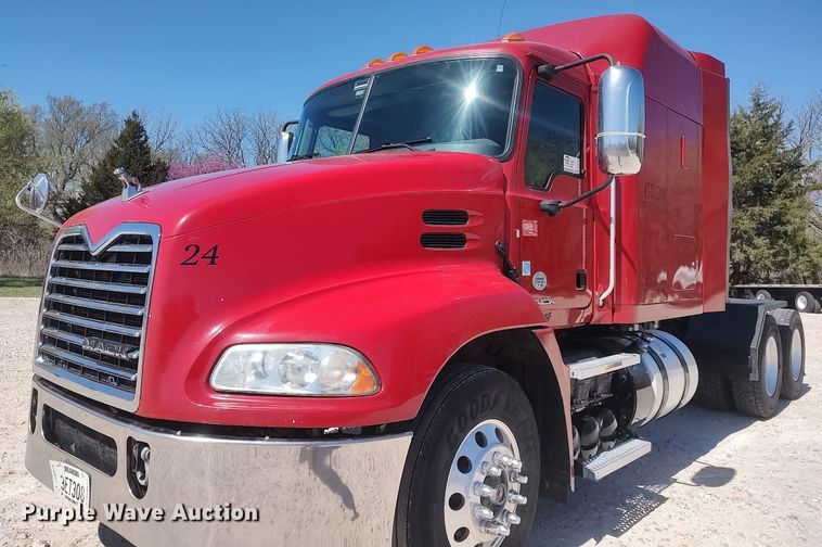 image for item DQ0491 2016 Mack CXU613  semi truck