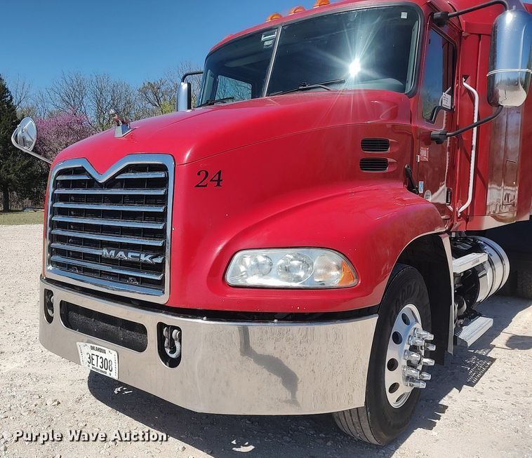 image for item DQ0491 2016 Mack CXU613  semi truck