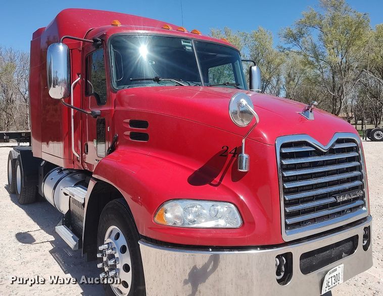 image for item DQ0491 2016 Mack CXU613  semi truck