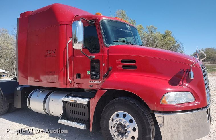 image for item DQ0491 2016 Mack CXU613  semi truck